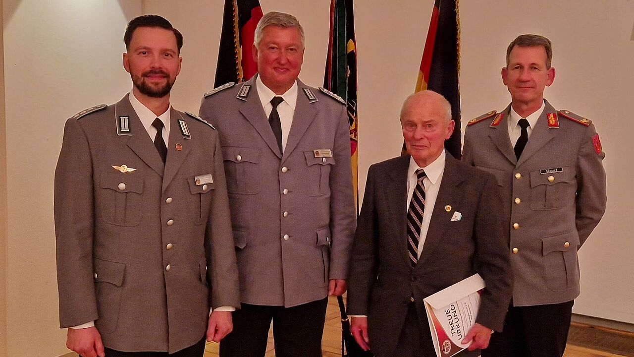 Hauptmann Lars Schunack (von links), Oberst Thomas Behr, Brigadegeneral a.D. Rolf Halama und Brigadegeneral Björn Schulz. Foto: DBwV