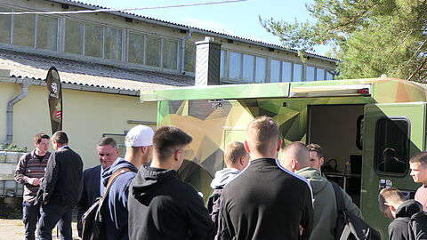 Der Berufsförderungsdienst (BFD) der Bundeswehr präsentierte sich auf dem Tag der Logistik an der Seite der Karriereberatung Schwerin.	 Die Bundeswehr stand den Besuchern der Fachmesse zu Ausbildungs- und Verwendungsmöglichkeiten im logistischen Bereich Rede und Antwort.