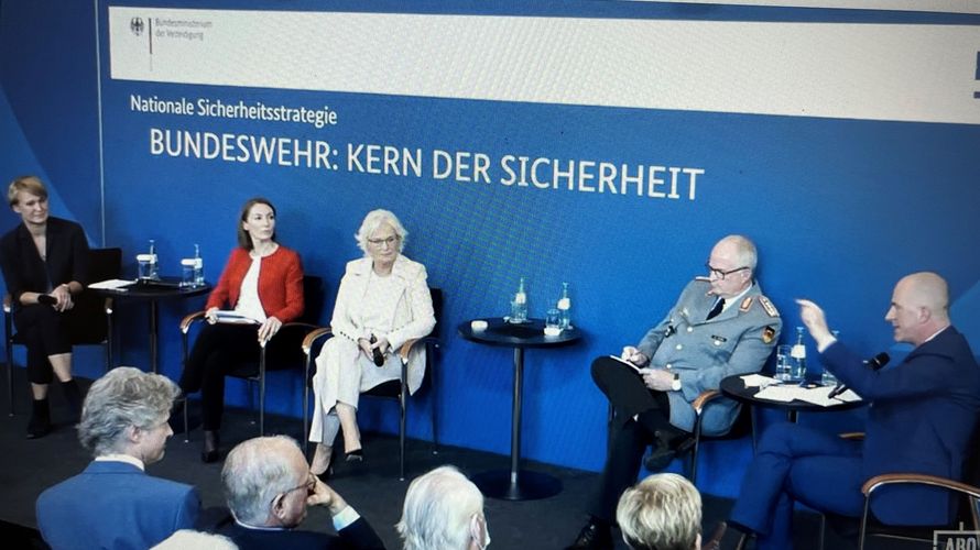 Verteidigungsministerin Christine Lambrecht (in der Bildmitte) stellte heute bei der Deutschen Gesellschaft für Auswärtige Politik in Berlin erstmals Grundzüge der künftigen Nationalen Sicherheitsstrategie der Bundesregierung vor. Anschließend diskutierte die Ministerin mit (v.l.) Dr. Jana Puglierin, Dr. Claudia Major, Generalinspekteur Eberhard Zorn und Dr. Christian Mölling. Foto: Schauka