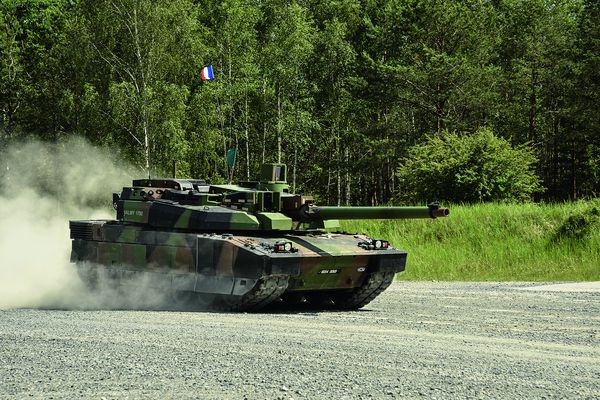 56 Tonnen, 72 km/h, aber nur drei Mann Besatzung: das ist der Leclerc. Seit 1996 im Einsatz besteht seine Hauptbewaffnung aus einer 120-mm-Glattrohrkanone. Der Dieselmotor liefert 1500 PS. Foto: U.S. Army Photo by Lacey Justinger, 7th Army Training Command