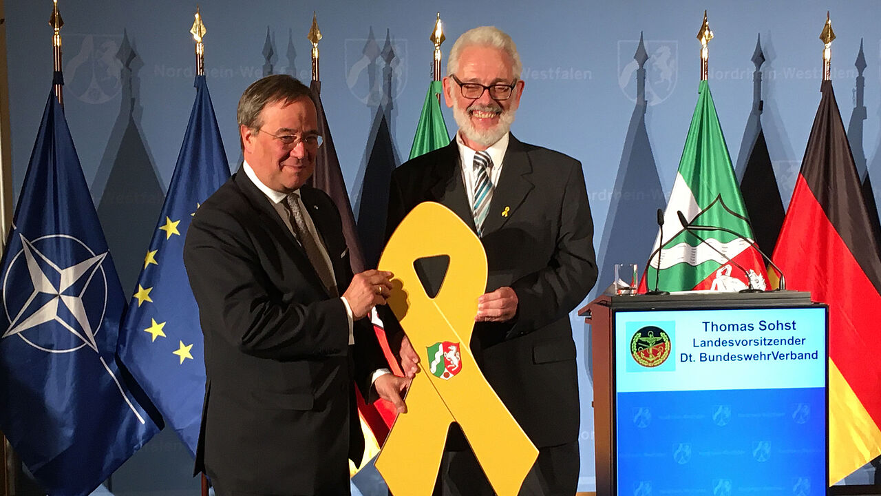 Auf der Bühne: NRW-Ministerpräsident Armin Laschet (l.) und Thomas Sohst, Landesvorsitzender West im DBwV, mit der Gelben Schleife. Foto: Carsten Pfenning