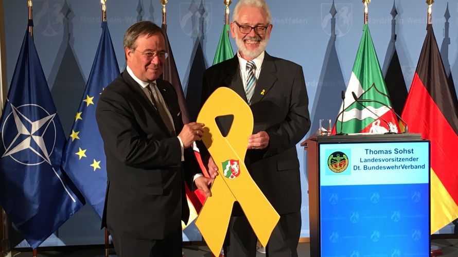 Auf der Bühne: NRW-Ministerpräsident Armin Laschet (l.) und Thomas Sohst, Landesvorsitzender West im DBwV, mit der Gelben Schleife. Foto: Carsten Pfenning