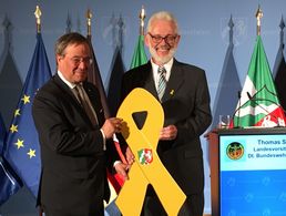 Auf der Bühne: NRW-Ministerpräsident Armin Laschet (l.) und Thomas Sohst, Landesvorsitzender West im DBwV, mit der Gelben Schleife. Foto: Carsten Pfenning