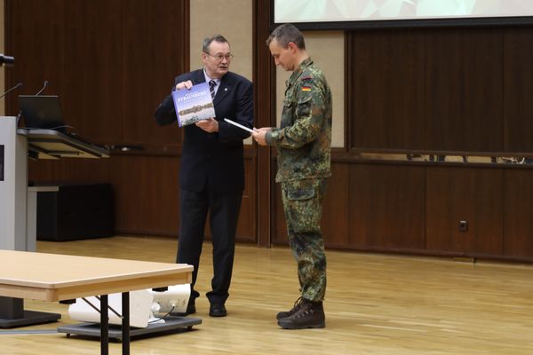 Oberstleutnant a.D. Matschey bedankte sich mit einer Urkunde und einem Buch über Strausberg. Foto: Melanie Schreiber