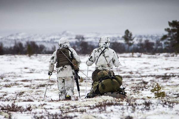 Nach der Landung geht es für die Gebirgsjäger zu Fuß weiter. In der kargen norwegischen Landschaft müssen die Soldaten, alles was sie zum Überleben benötigen mitführen. Foto: Bundeswehr/Jana Neumann