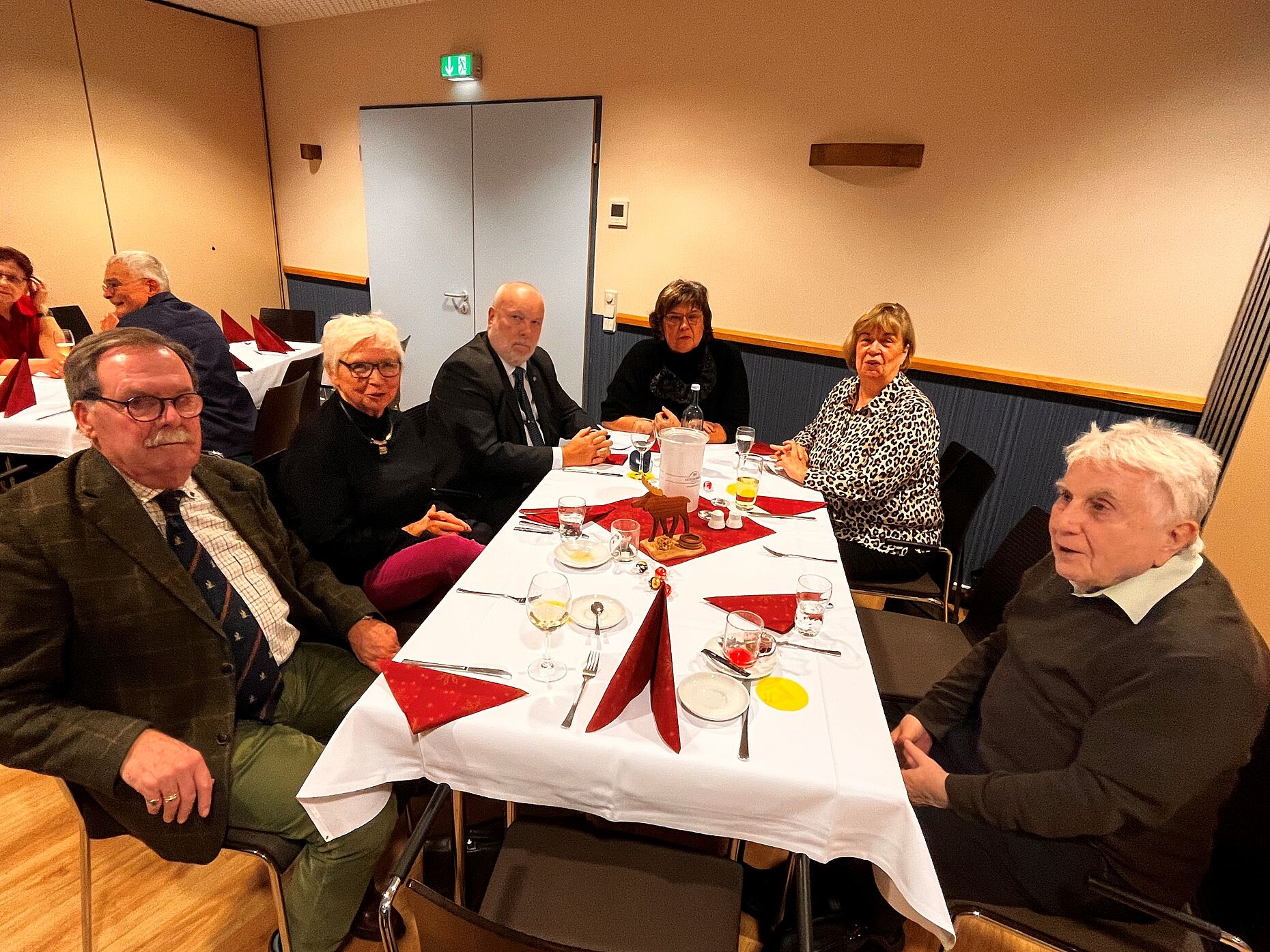 Mit großem Interesse lauschten die Teilnehmenden der Jahresabschlussfeier der KERH Mitte von Berlin den Ausführungen des stellvertretenden Vorsitzenden, der auf das abgelaufene Jahre zurückblickte und die Planungen für das Jahr 2026 vorstellte. Foto: Roland Lorenz