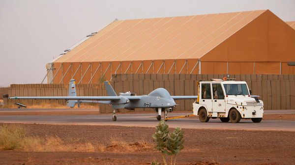 Nach dem Flug wird die Drohne Heron 1 zum Wartungszelt geschleppt. Mit dem unbemannten Aufklärungssystem liefert die Luftwaffe in Mali kontinuierlich hochwertige Aufklärungsergebnisse. Foto: Bundeswehr/Kieron Kleinert
