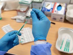 Der Impfstoff von AstraZeneca wurde durch die Europäische Arzneimittelagentur (EMA) auf seine Sicherheit überprüft. Foto: Bundeswehr/Tom Twardy