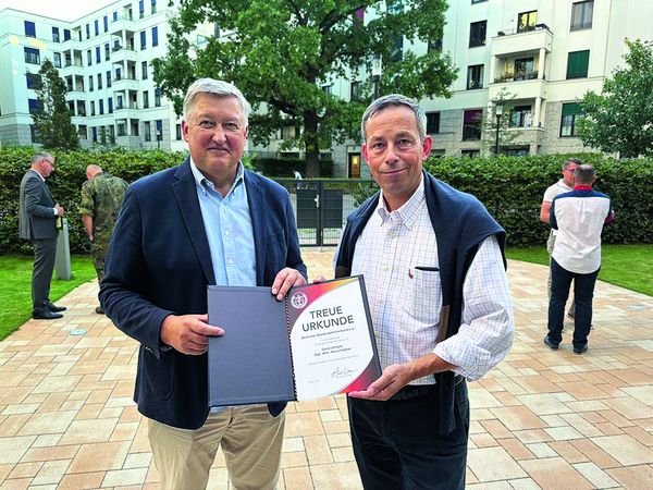Treues Mitglied: Während des gemeinsamen Abendessens in der DBwV-Geschäftsstelle ehrte der Landesvorsitzende Nord, Oberst Thomas Behr, Generalmajor Heiko Hübner für seine 25-jährige Mitgliedschaft. Foto: DBwV/Oliver Krause
