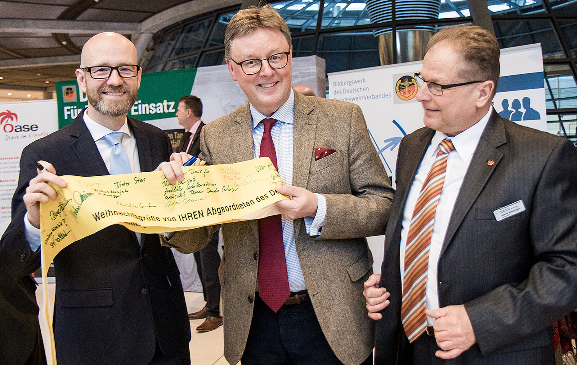 Peter Tauber (l.), CDU, Parlamentarischer Staatssekretär im BMVg Foto: DBwV/Scheurer