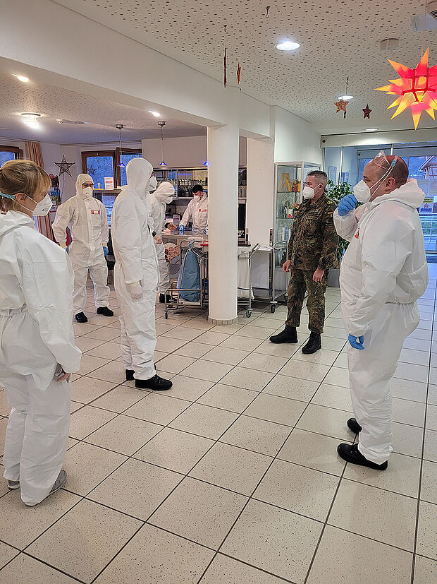 Generalmajor Bodemann im Gespräch mit Soldatinnen und Soldaten, die im Pflegeheim im Corona-Einsatz aktiv sind. Foto: DBwV