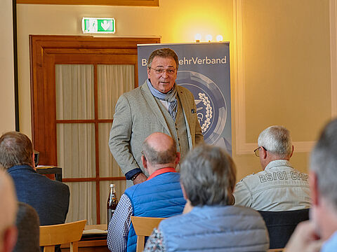 Bezirksvorsitzender Stabsfeldwebel a.D. Franz Jung begrüßt die mehr als 30 Mandatsträger von StoKa und selbständigen Kameradschaften zu seiner Informationsveranstaltung. Foto: Ingo Kaminsky