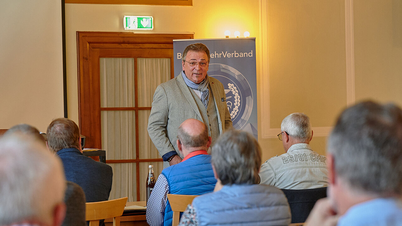 Bezirksvorsitzender Stabsfeldwebel a.D. Franz Jung begrüßt die mehr als 30 Mandatsträger von StoKa und selbständigen Kameradschaften zu seiner Informationsveranstaltung. Foto: Ingo Kaminsky