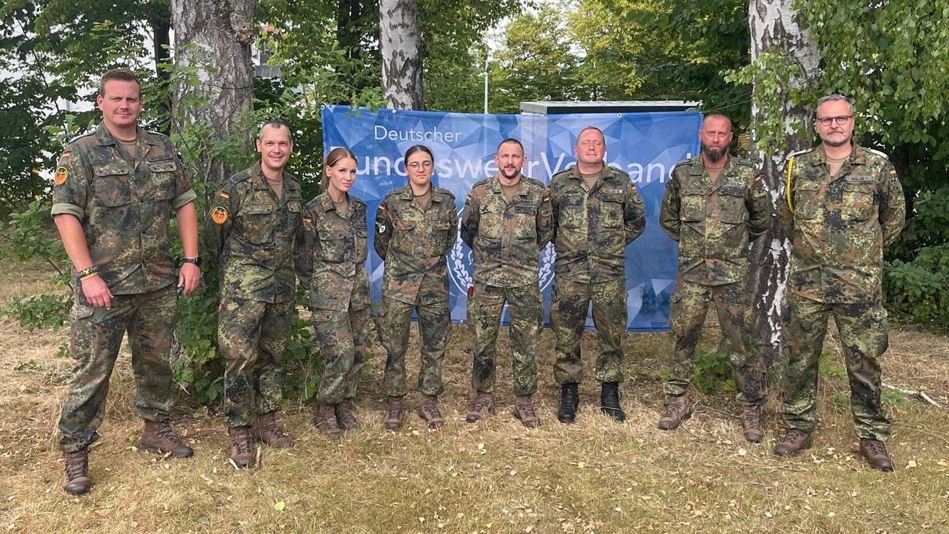 Die Vorsitzenden mit den beim Sommerfest neu gewonnenen Mitglieder der Truppenkameradschaft. Foto: Thomas Zimmermann