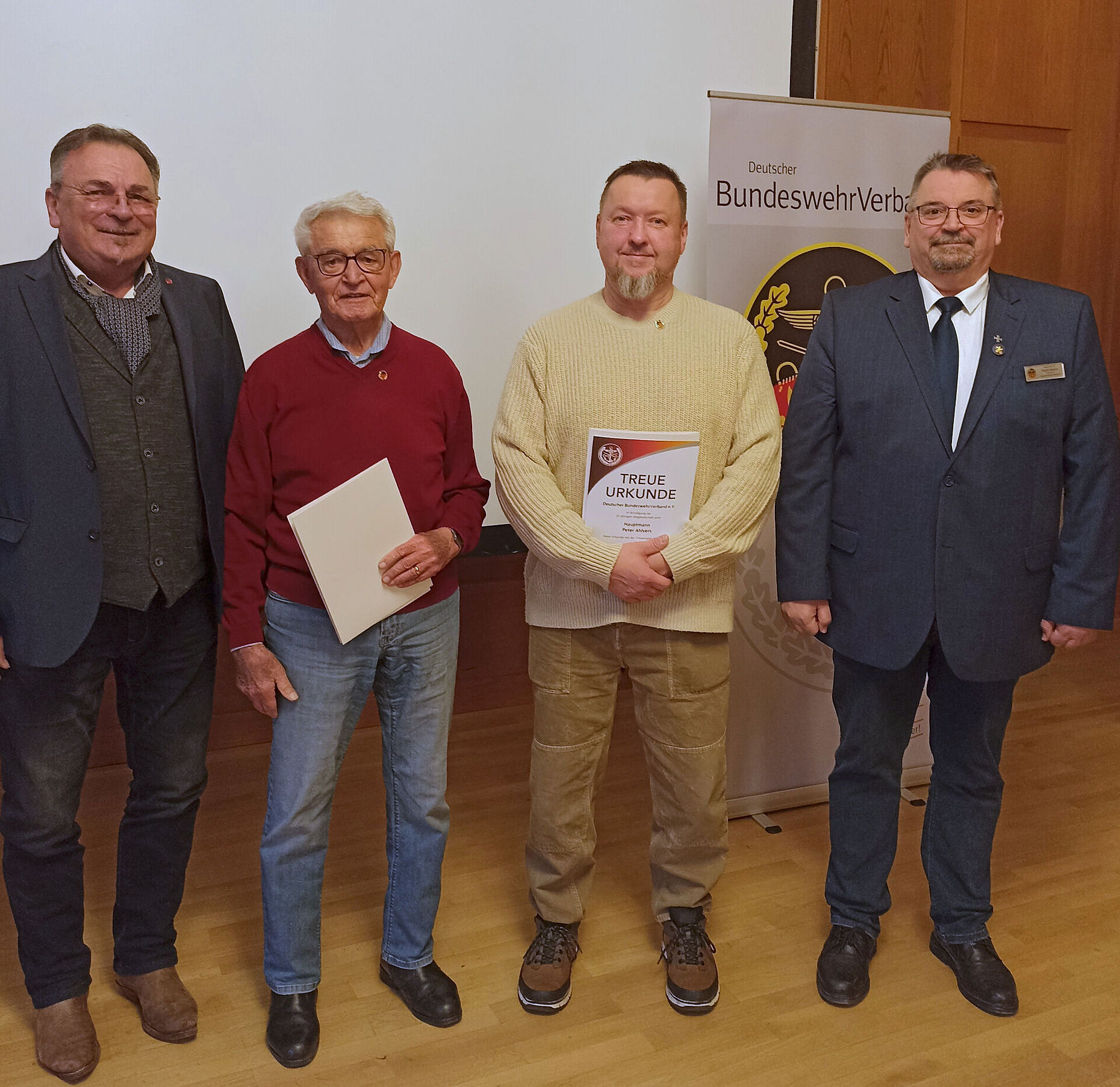 Bezirksvorsitzender Franz Jung dankte Hauptmann a.D. Willibald Graf und Hauptmann a.D. Peter Ahlvers – mit KERH-Vorsitzendem Friedel Wegner. Foto: Heinrich Petersen