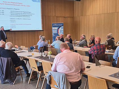 Oberstabsfeldwebel a.D. Bernhard Hauber informierte über aktuelle Unterstützungsangebote für ERH und warb insbesondere für die Leistungen der Pflege-Assistance sowie der „Beihilfe bei Pflege“. Foto: Alois Hofer