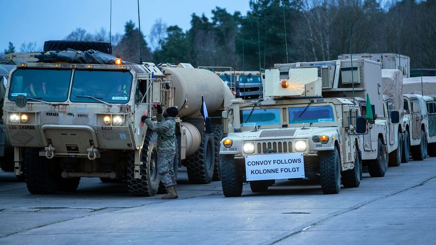 Ein US-Soldat gibt in der Ernst-Moritz-Arndt-Kaserne der Bundeswehr das Abfahrtssignal für die Weiterfahrt zur Nato-Großübung „Defender Europe 2020“. Auch dieses Jahr ist Deutschland wieder die Drehscheibe für Militärtransporte des XXL-Manövers. Foto: picture alliance/dpa | Jens Büttner