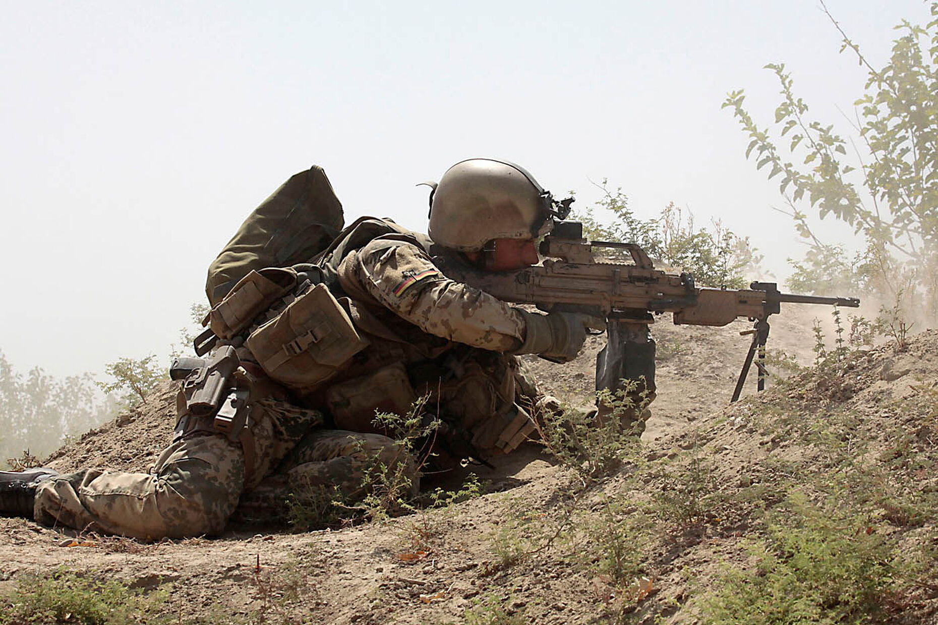 Ein deutscher Soldat im direkten Feuergefecht mit Aufständischen im September 2010 nahe Kundus. Foto: Bundeswehr/von Söhnen