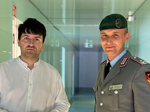 Sven Weizenegger, Leiter des Cyber Innovation Hub, und Oberstleutnant i.G. Marcel Bohnert, stellvertretender DBwV-Bundesvorsitzender Foto: DBwV/Gersemann