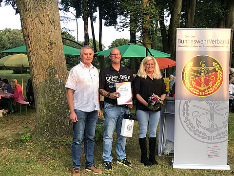 Beim Sommerfest in Delmenhorst: Harald Mautz und Torben Febert nebst Gattin nach der Ehrung. Foto: LV Nord