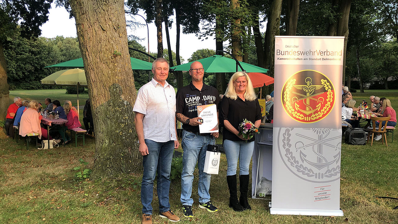 Beim Sommerfest in Delmenhorst: Harald Mautz und Torben Febert nebst Gattin nach der Ehrung. Foto: LV Nord