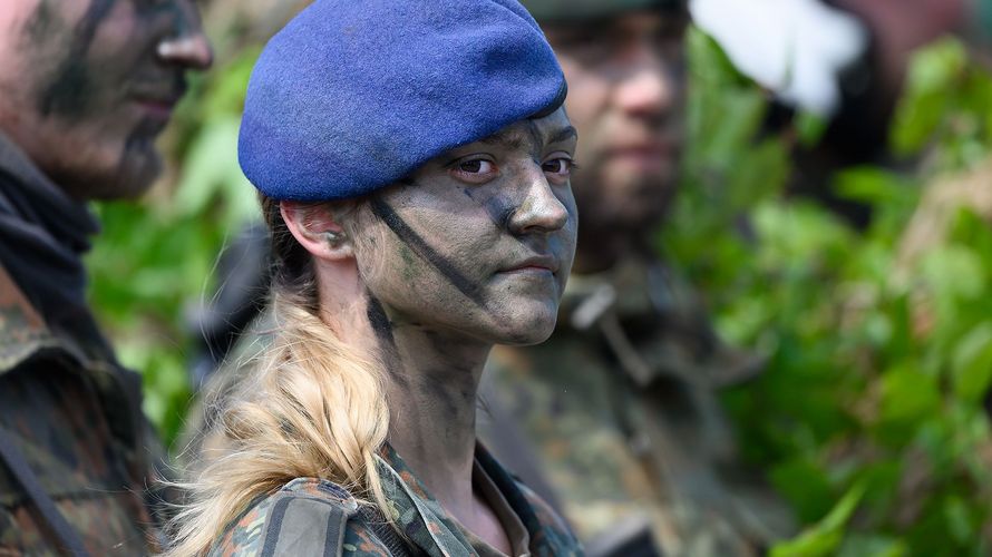 Wir wissen nicht, was diese Soldatin vom Dienstgradgendering hält. Ein großer, wahrscheinlich überwiegender Teil der Frauen in der Bundeswehr lehnt die Idee jedoch strikt ab. picture alliance/dpa | Christophe Gateau