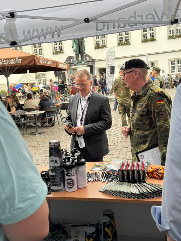 Auch der Kommandeur Zentrum Innere Führung, Generalmajor Ansgar Meyer, besuchte das Team der StOKa Koblenz/Lahnstein. Foto: Udo Zenz
