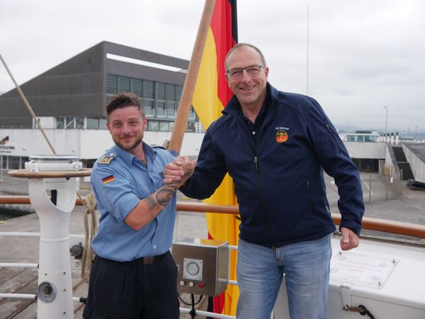 Dirk Sommer (rechts) mit Oberbootsmann Martin Albert, stellvertretender Vorsitzender der Truppenkameradschaft. Foto: Fritsch