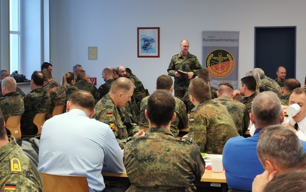 Aufmerksam verfolgten die Teilnehmer am TruKa-Fühstück die Ausführungen des Vorsitzenden des Personalrates im Kommando Heer, Oberstleutnant Dirk Janowski. Foto: Rene Ron Hinz