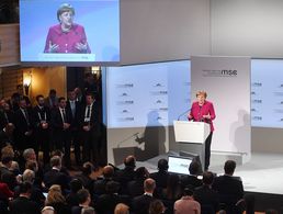 Bundeskanzlerin Angela Merkel (CDU) spricht am zweiten Tag der 55. Münchner Sicherheitskonferenz. Foto: picture alliance/Tobias Hase/dpa