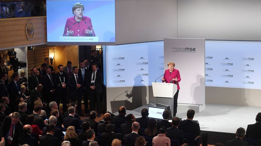 Bundeskanzlerin Angela Merkel (CDU) spricht am zweiten Tag der 55. Münchner Sicherheitskonferenz. Foto: picture alliance/Tobias Hase/dpa