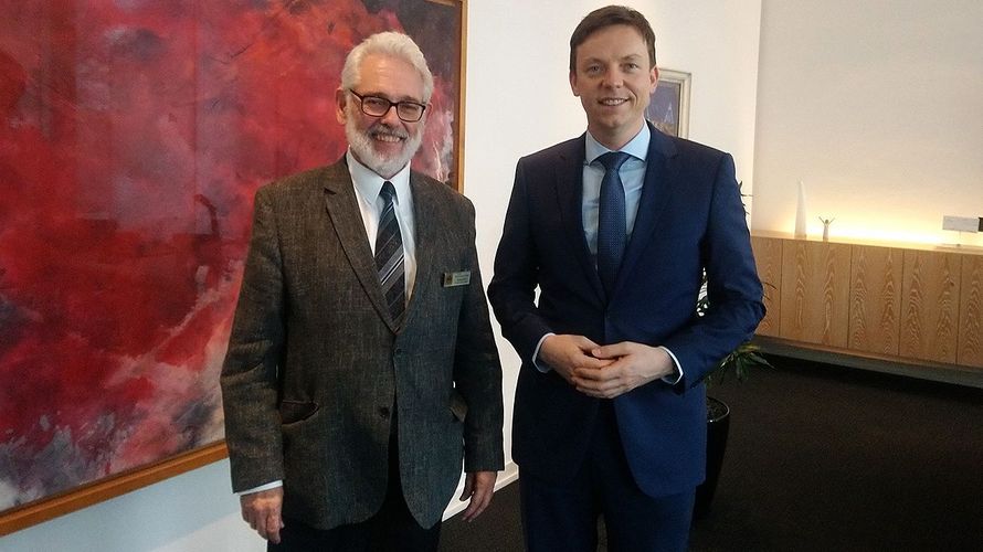 „Die Saarländer stehen zu ihren Soldaten an den Standorten Saarlouis, Lebach und Merzig“ so Ministerpräsident Tobias Hans (CDU) im Gespräch mit dem Landesvorsitzenden West, Oberstleutnant a.D. Thomas Sohst. Foto: DBwV/LV West