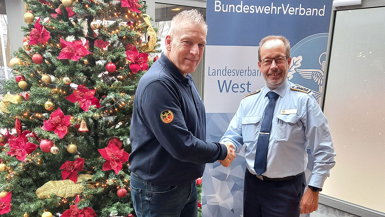 Freuen sich auf die Zusammenarbeit: Der Vorsitzende des Landesverbandes West, Stabsfeldwebel Volker Keil (r.), und Oberstabsfeldwebel a.D Martin Benesch-Diefenbach, neuer Stellvertretender Landesgeschäftsführer und Leiter Mitgliedergewinnung. Foto: Gerald Arleth