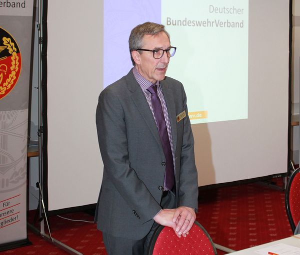 Landesvorsitzender StFw a.D. Stärk stellte die Planungen zur Personalentwicklung der Bundeswehr bis 2023 vor (Foto: DBwV/LV Süd)