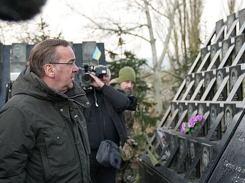 Minister Pistorius ist in die Ukraine gereist, um sich persönlich ein Bild von der aktuellen Lage und der Wirksamkeit der  Unterstützung zu machen. Foto: Bmvg/X