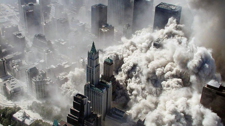 Die Aufnahme vom 11. September 2001, die von einem Mitarbeiter des New York City Police Department (NYPD) aus der Luft aufgenommen wurde, zeigt Wolken aus Staub und Rauch, die über den eingestürzten Türmen des World Trade Centers und über Manhattan stehen