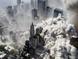Die Aufnahme vom 11. September 2001, die von einem Mitarbeiter des New York City Police Department (NYPD) aus der Luft aufgenommen wurde, zeigt Wolken aus Staub und Rauch, die über den eingestürzten Türmen des World Trade Centers und über Manhattan stehen