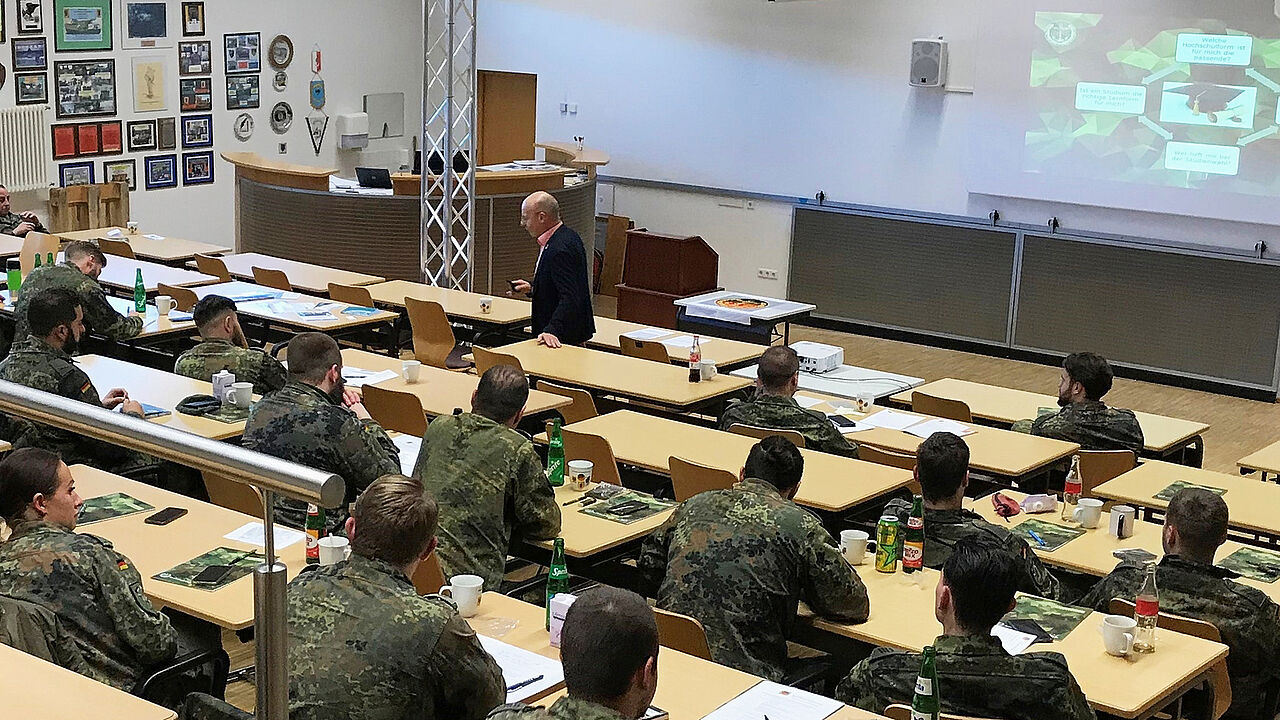 Der Sonderbeauftragte SaZ Jürgen Schreier sensibilisiert bei der SaZ-Tagung für eine frühzeitige Planung des Übergangs in das zivile Berufsleben. Foto: Harald Lott