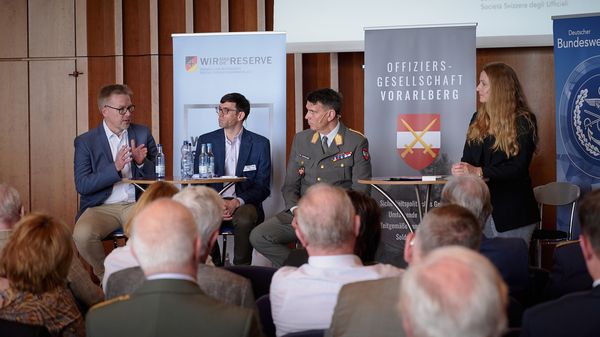 Bei der Paneldiskussion: Dr. Markus Kaim (DE) (v.l.), Professor Dr. Andreas Müller (CH), Generalleutnant Magister Bruno Hofbauer(AT) und Moderatorin Dr. Sabine Donauer. Foto: Ingo Kaminsky