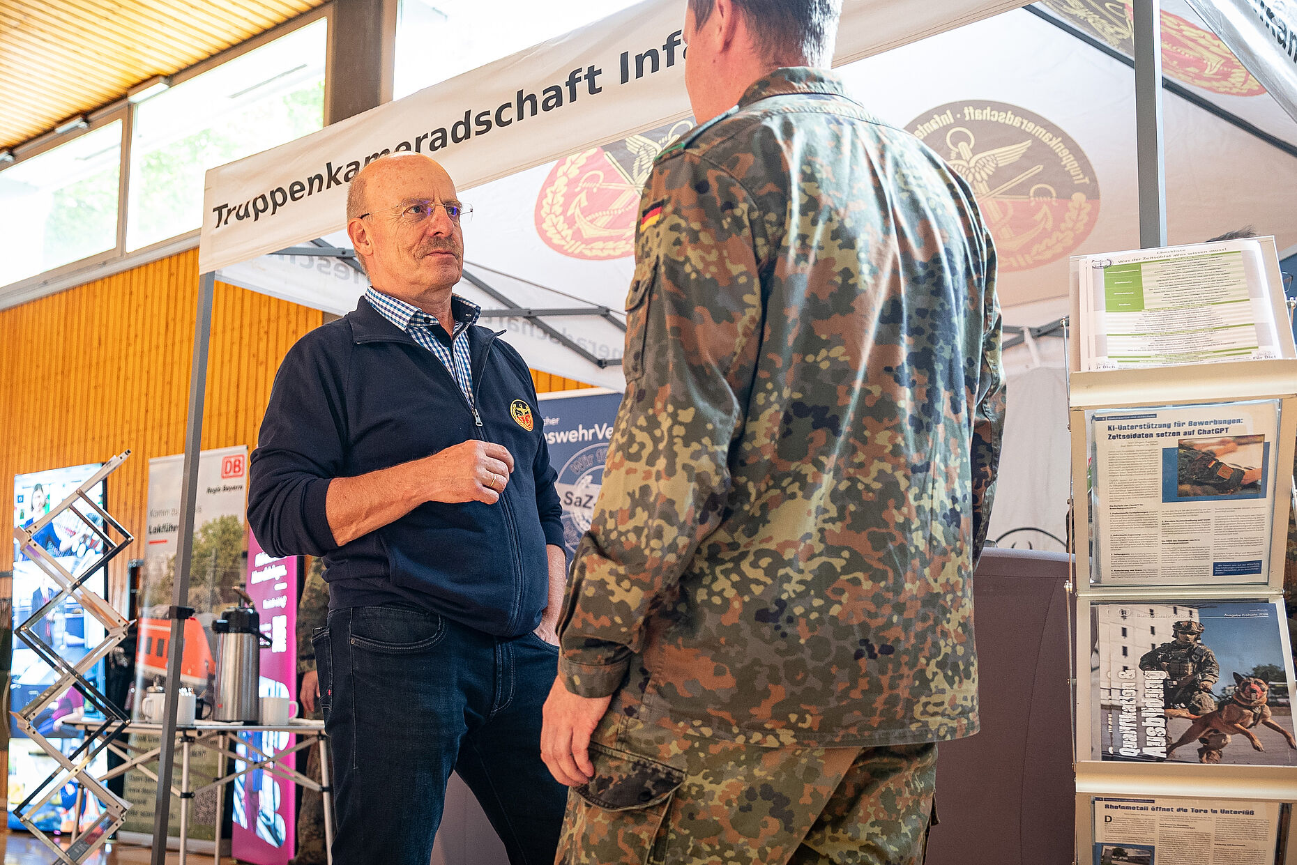 Oberstabsfeldwebel a.D. Jürgen Schreier, Beauftragter SaZ des Landesverbandes, im Gespräch mit einem Interessenten. Foto: Jürgen Schreier