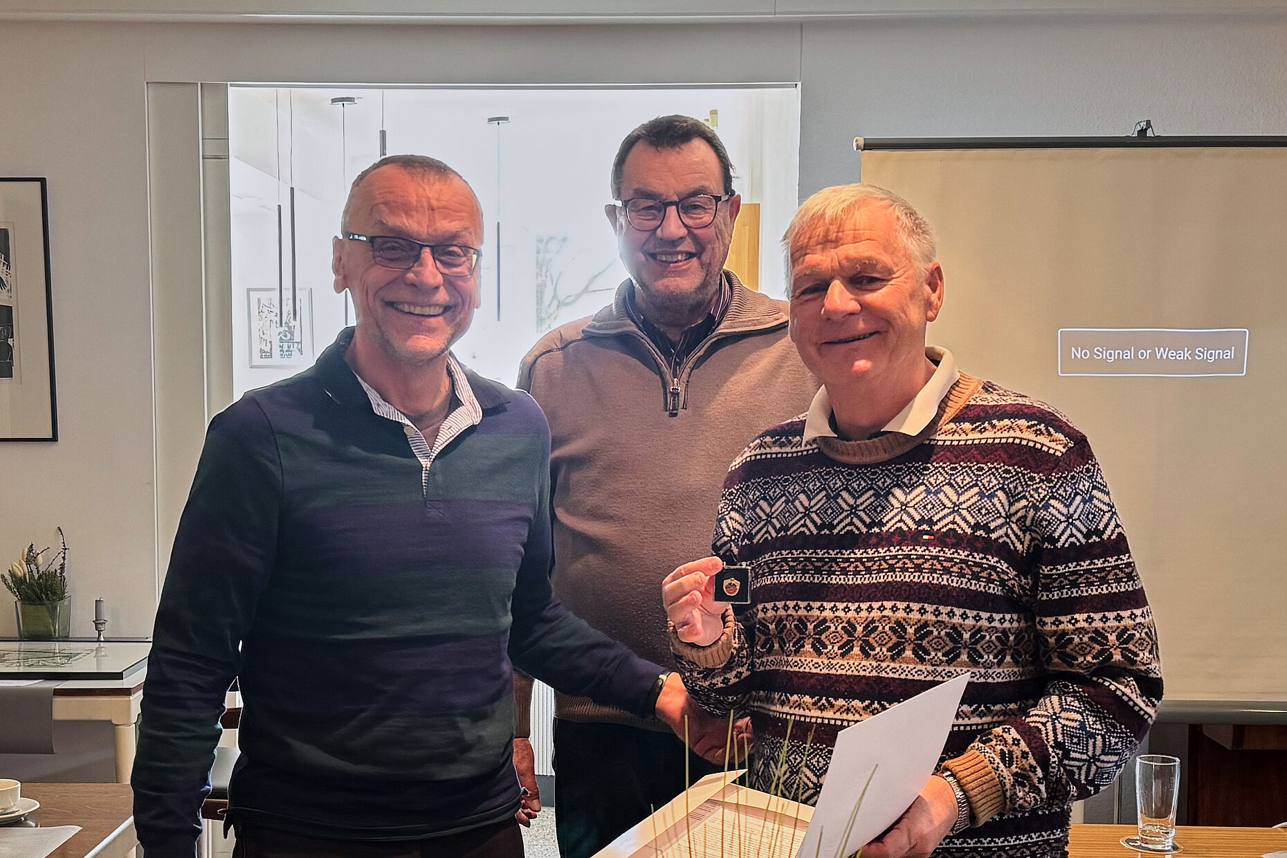 Beisitzer Oberst a.D. Wilhelm May und KERH-Vorsitzender Oberstleutnant a.D. Rüdiger Pauli überreichten Oberstleutnant a.D. Dieter Schiele Treuenadel und -urkunde. Foto: Walter Proneth