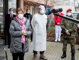 Verteidigungsministerin Annegret Kramp-Karrenbauer gibt am Montag, 25. Januar 2021 ein Interview vor einer Berliner Pflegeeinrichtung. Foto: Bundeswehr, Kraatz