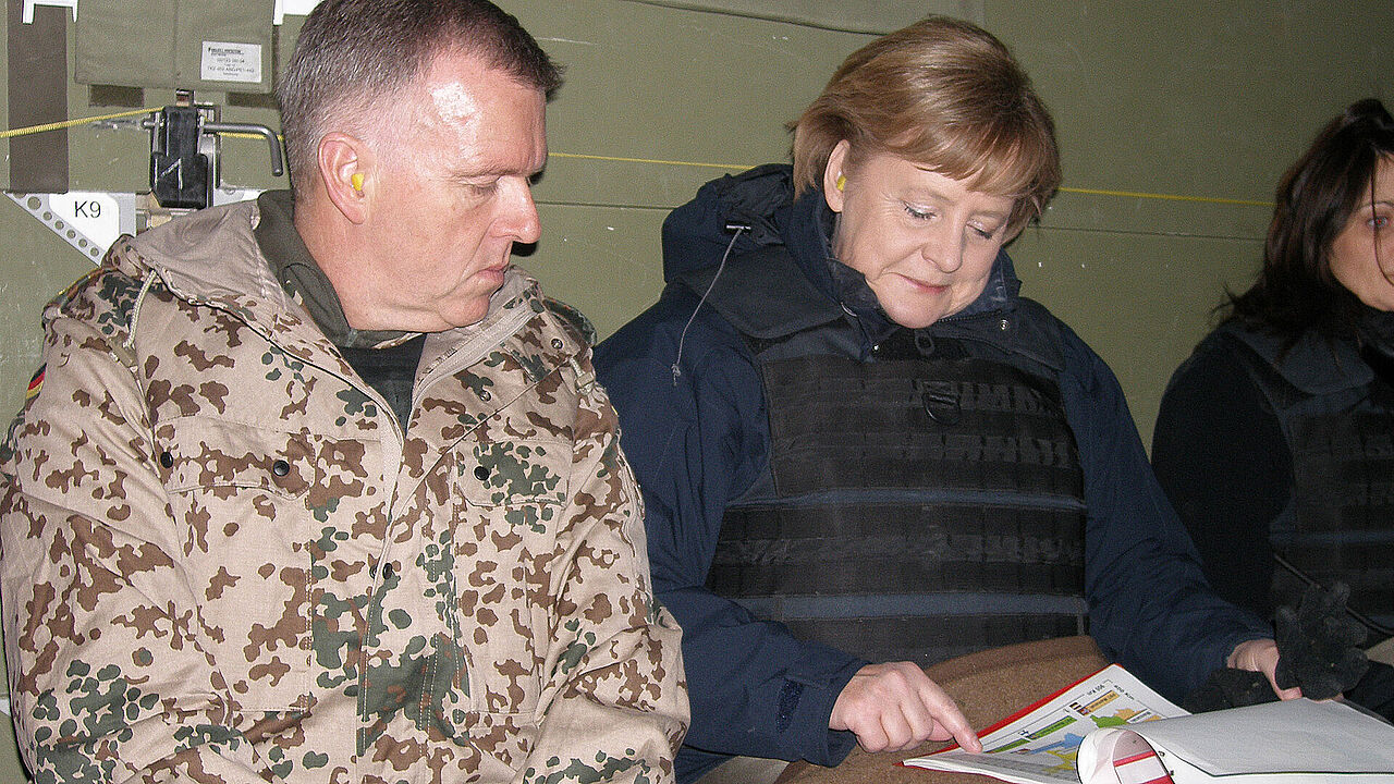 General a.D. Erich Vad war jahrelang Kanzlerin Merkels enger Militärberater und unterstützte sie wie hier bei einem Blitzbesuch im Bundeswehrfeldlager Kundus (Afghanistan, 2010). Foto: picture alliance / dpa, Kristina Dunz
