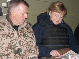 General a.D. Erich Vad war jahrelang Kanzlerin Merkels enger Militärberater und unterstützte sie wie hier bei einem Blitzbesuch im Bundeswehrfeldlager Kundus (Afghanistan, 2010). Foto: picture alliance / dpa, Kristina Dunz
