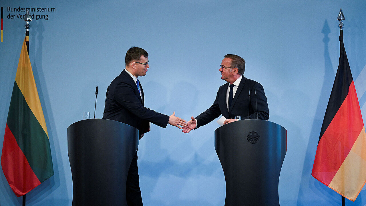 Boris Pistorius und Laurynas Kasciunas haben in Berlin die rechtlichen Rahmenbedingungen für die Stationierung der deutschen Litauen-Brigade vereinbart. Foto: picture alliance/Reuters/Annegret Hilse