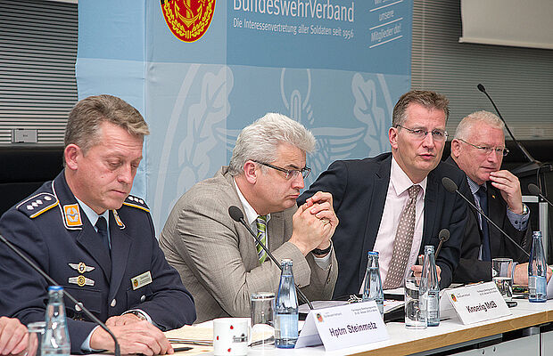 Hauptmann Andreas Steinmetz, Oberstleutnant d.R. Axel Knoerig, der Parlamentarische Staatssekretär Ralf Brauksiepe und Oberstabsfeldwebel a.D. Andreas Hubert (v.l.). Foto: DBwV/Bombeke