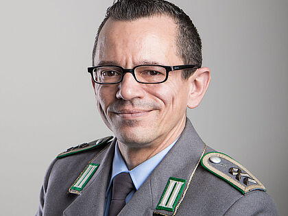Am 6. April 2021 startete im neuen Heimatschutz-Ausbildungsmodell der Bundeswehr die Grundausbildung. Stabsfeldwebel Thomas Schwappacher, der Vorsitzende Streitkräftebasis im Bundesvorstand, erklärt das Pilotprojekt. Foto: DBwV
