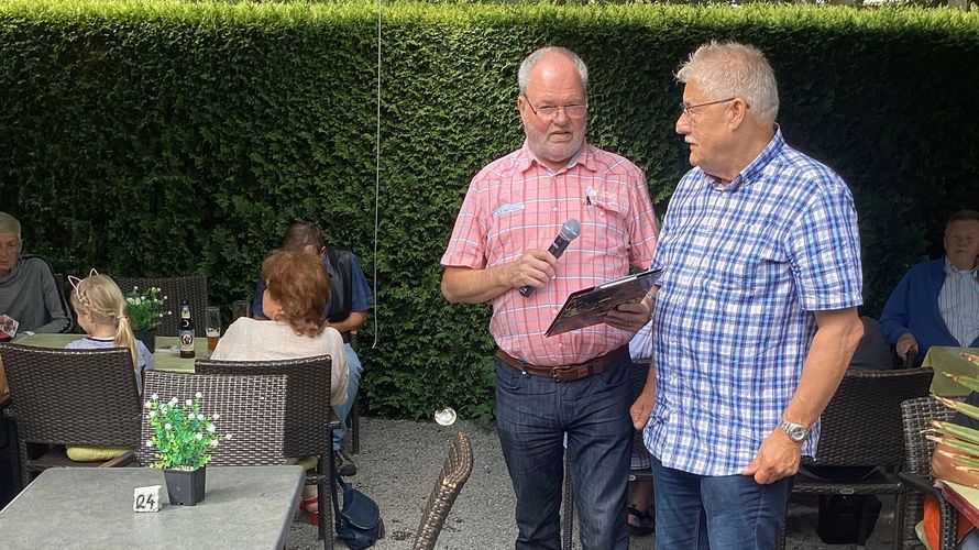 Peter Paff (l.) und der Beisitzer Oberstabsfeldwebel a.D. Walter Schmidt. Foto: LV Nord