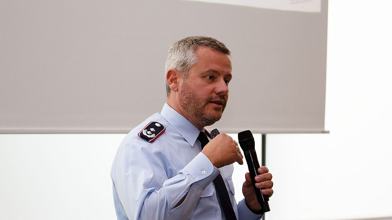 Der Vorsitzende des Fachbereichs Besoldung, Haushalt und Laufbahnrecht, Oberstleutnant i.G., Dr. Detlef Buch, stellte einige wichtige, der Öffentlichkeit aber unbekannte Themen des DBwV vor Foto: DBwV/Kleinemas