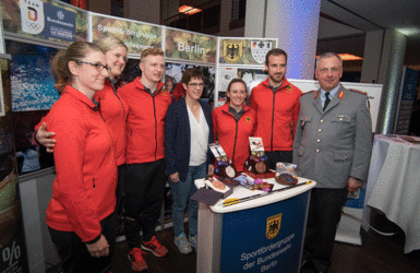 Die Verteidigungsministerin und Mitglieder der Sportfördergruppe der Bundeswehr. Foto: DBwV/Yann Bombeke